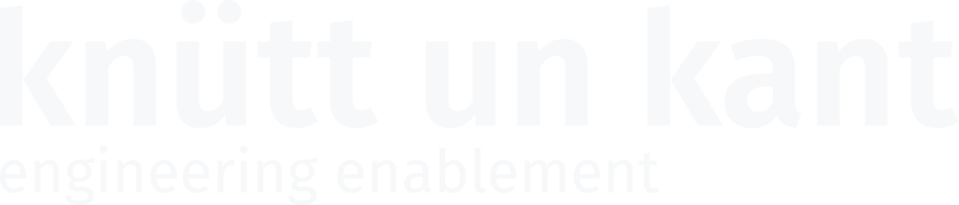Textlogo knütt un kant Text in moderner Schriftart: "knütt und kant" mit dem Hinweis "engineering enablement".